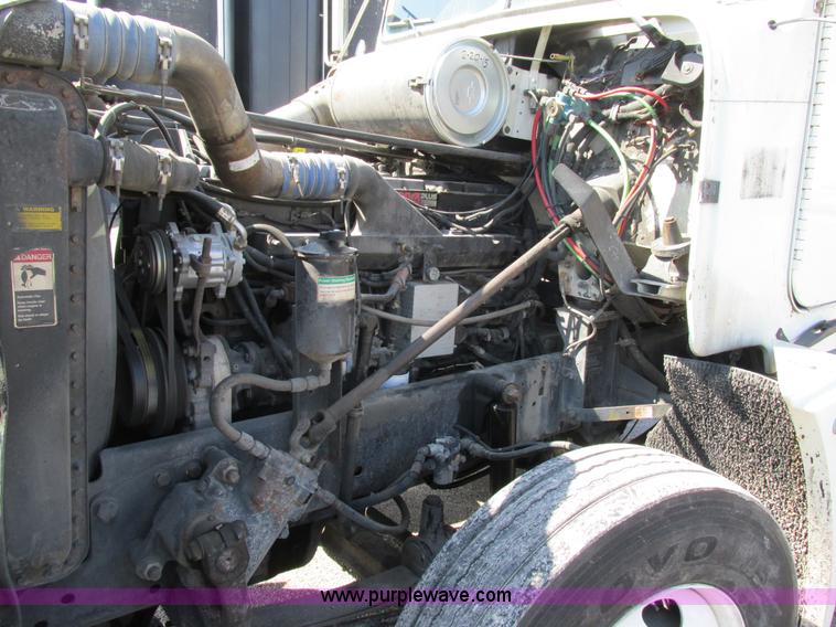 image for item H7556 1997 Freightliner FLD semi truck