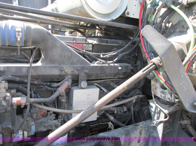 image for item H7556 1997 Freightliner FLD semi truck