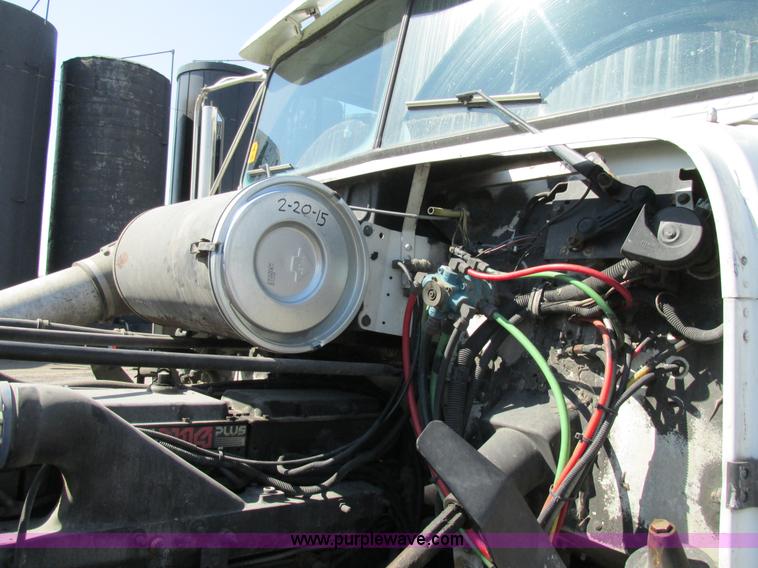 image for item H7556 1997 Freightliner FLD semi truck