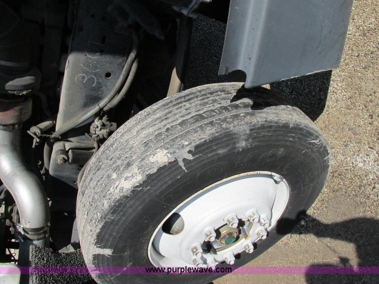 image for item H7556 1997 Freightliner FLD semi truck