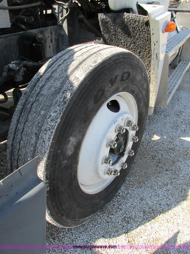 image for item H7556 1997 Freightliner FLD semi truck