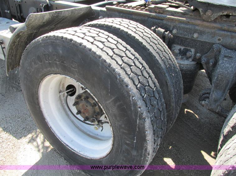 image for item H7556 1997 Freightliner FLD semi truck