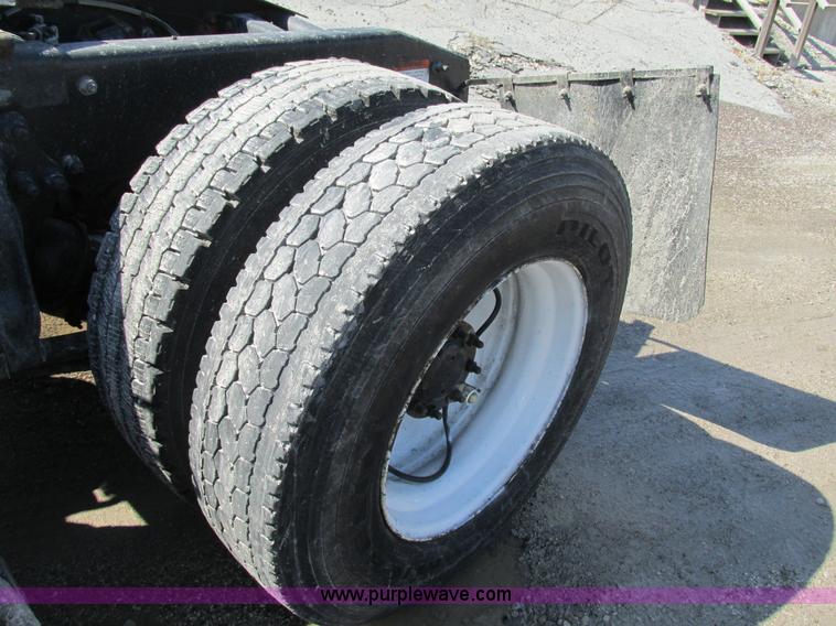 image for item H7556 1997 Freightliner FLD semi truck