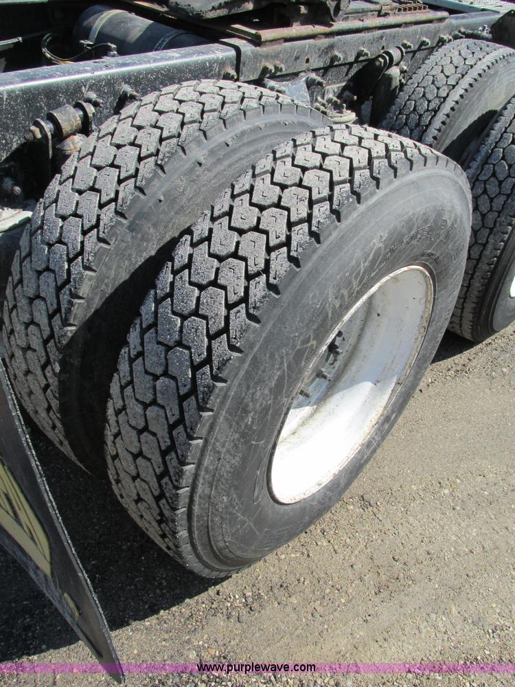 image for item H7556 1997 Freightliner FLD semi truck