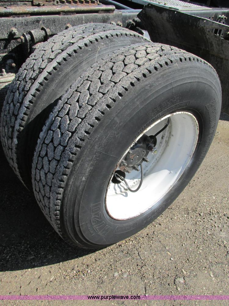 image for item H7556 1997 Freightliner FLD semi truck