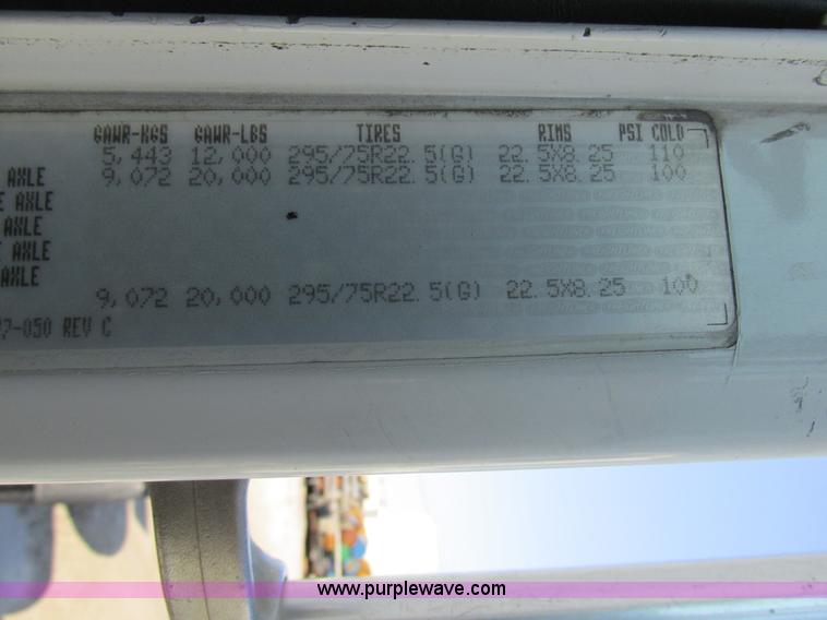 image for item H7556 1997 Freightliner FLD semi truck