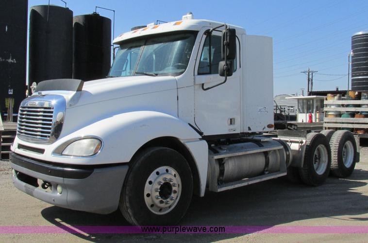 image for item H7557 2003 Freightliner Columbia semi truck