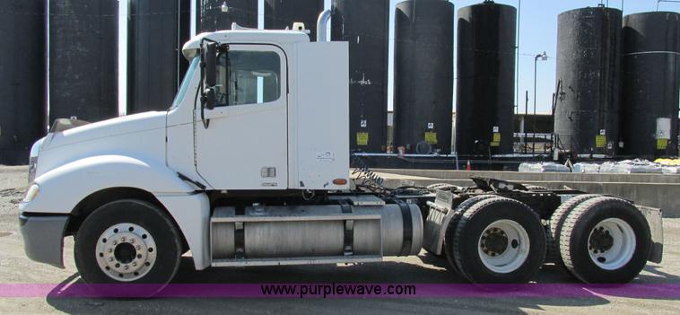 image for item H7557 2003 Freightliner Columbia semi truck