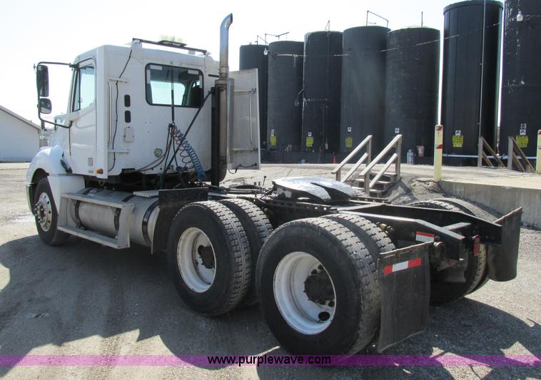 image for item H7557 2003 Freightliner Columbia semi truck