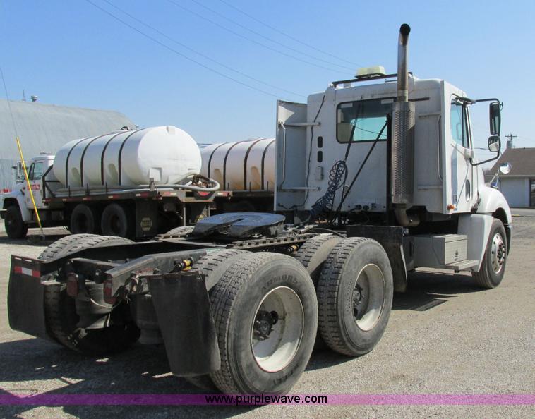 image for item H7557 2003 Freightliner Columbia semi truck