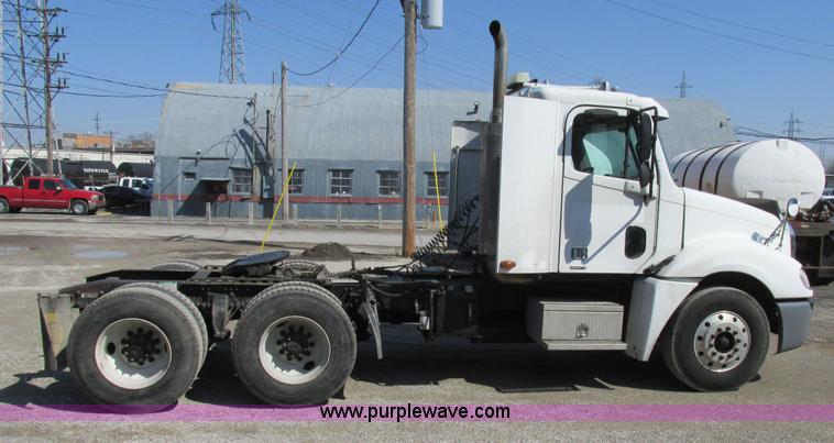 image for item H7557 2003 Freightliner Columbia semi truck