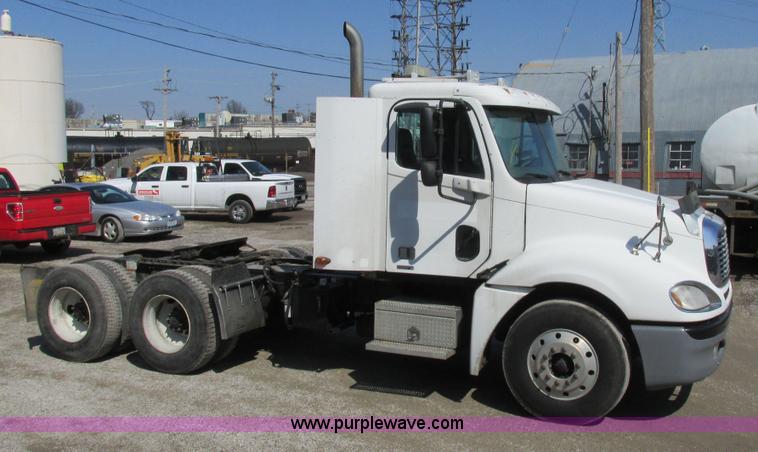 image for item H7557 2003 Freightliner Columbia semi truck