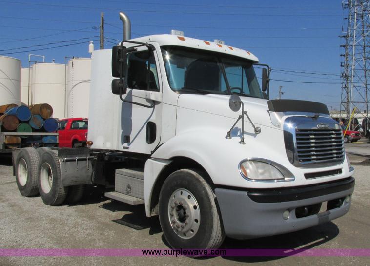 image for item H7557 2003 Freightliner Columbia semi truck