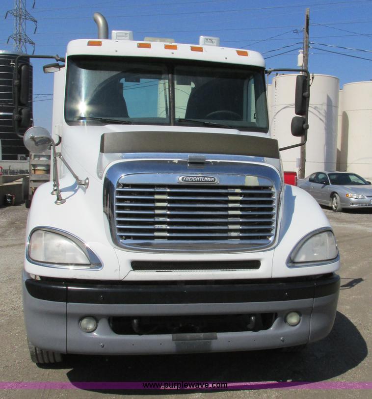 image for item H7557 2003 Freightliner Columbia semi truck