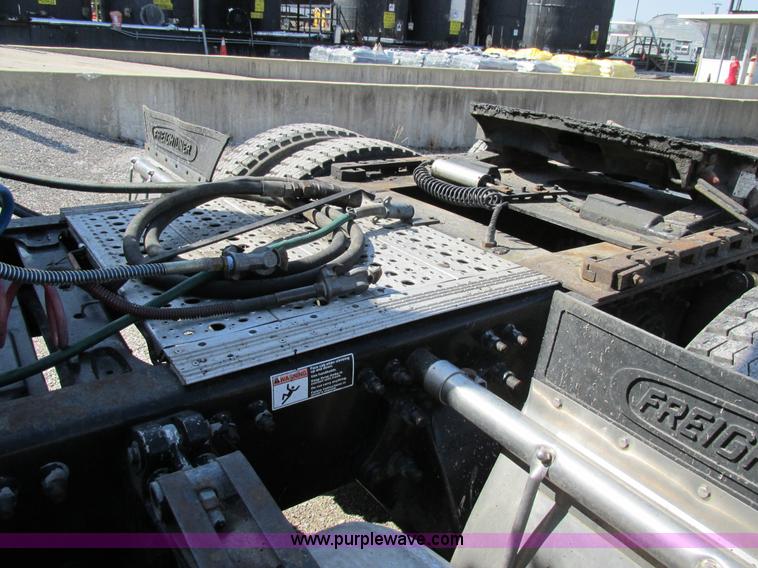 image for item H7557 2003 Freightliner Columbia semi truck