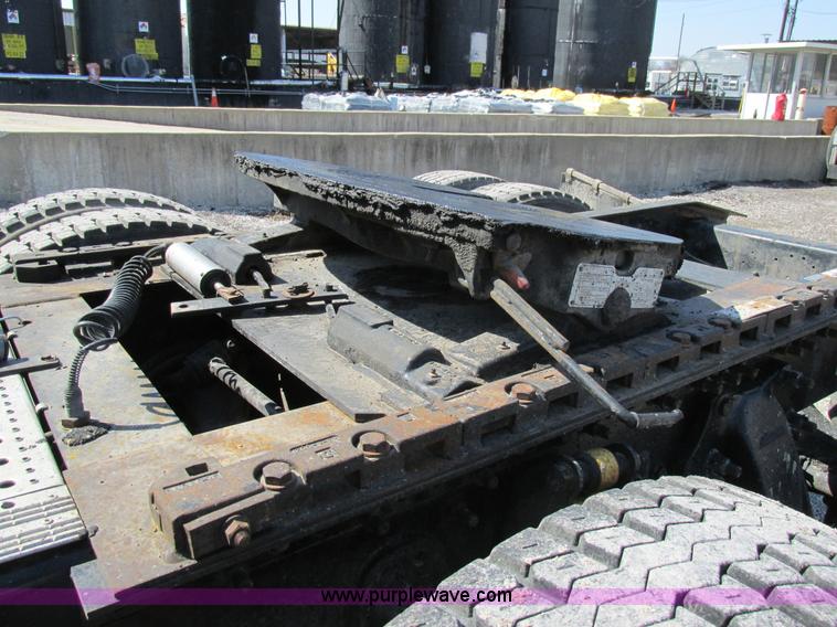 image for item H7557 2003 Freightliner Columbia semi truck