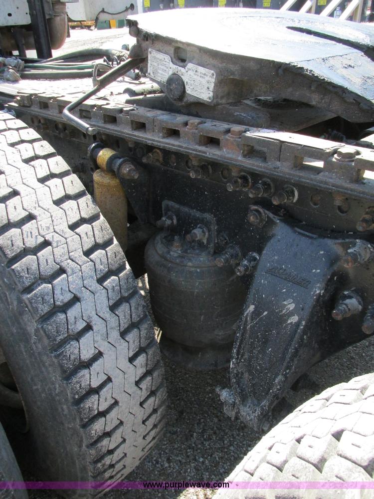 image for item H7557 2003 Freightliner Columbia semi truck