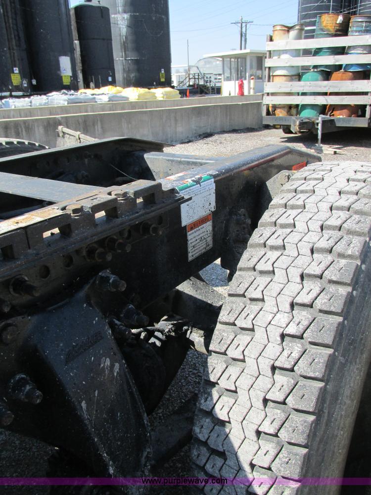 image for item H7557 2003 Freightliner Columbia semi truck