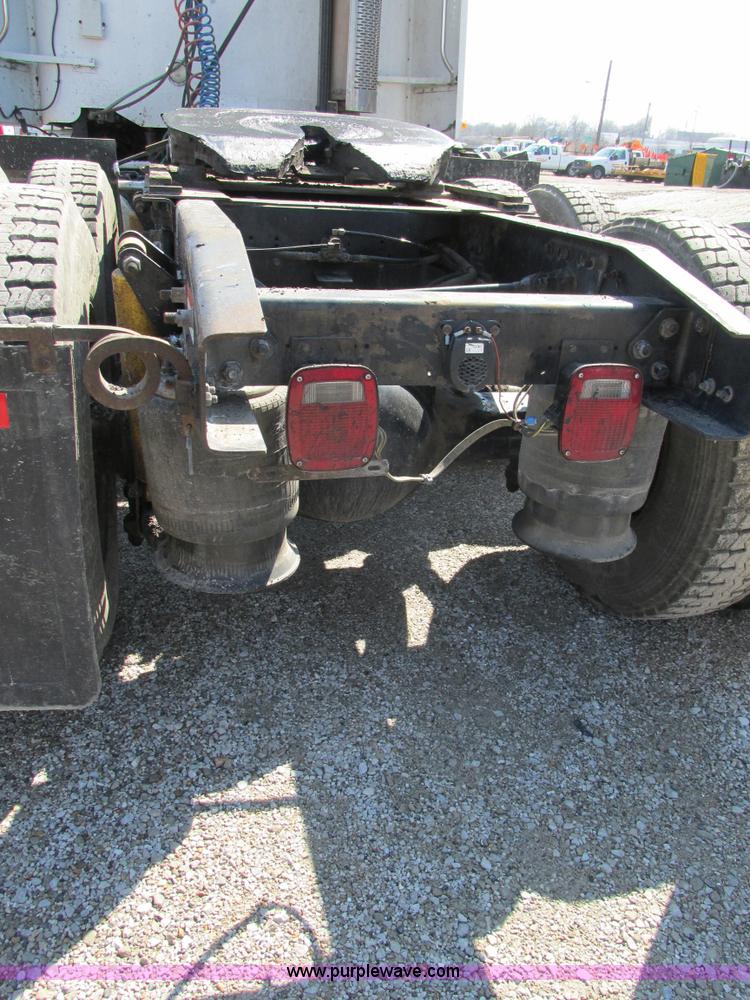 image for item H7557 2003 Freightliner Columbia semi truck