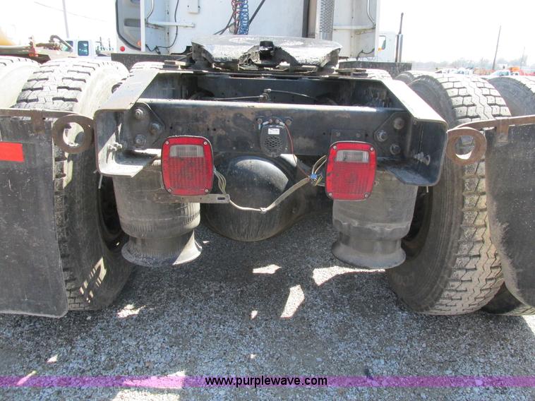 image for item H7557 2003 Freightliner Columbia semi truck