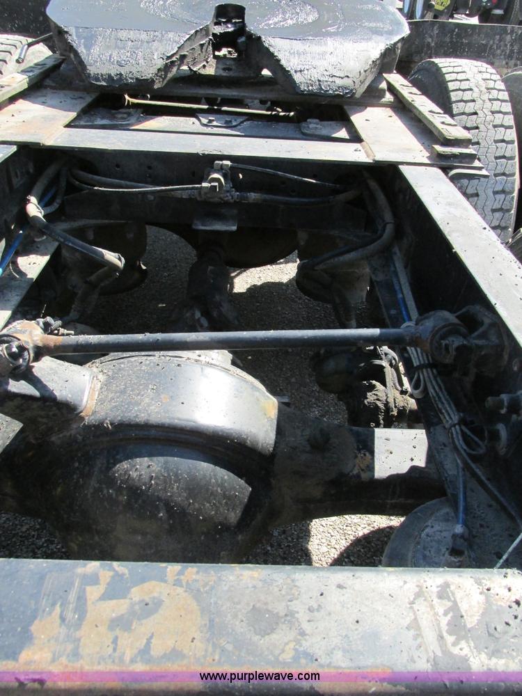 image for item H7557 2003 Freightliner Columbia semi truck