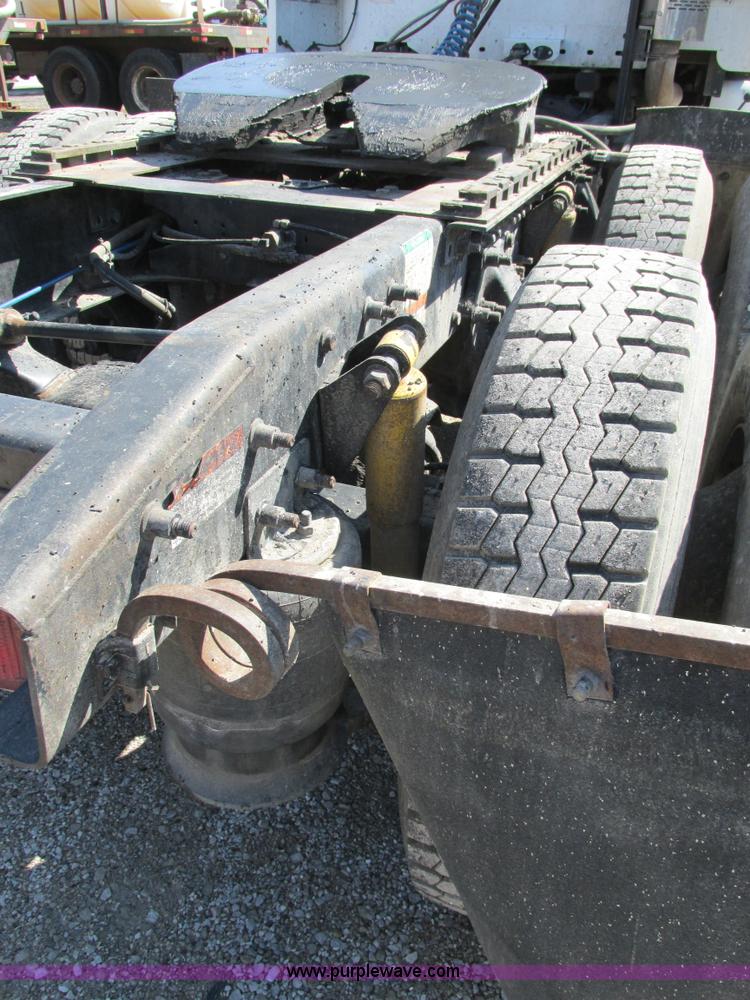 image for item H7557 2003 Freightliner Columbia semi truck