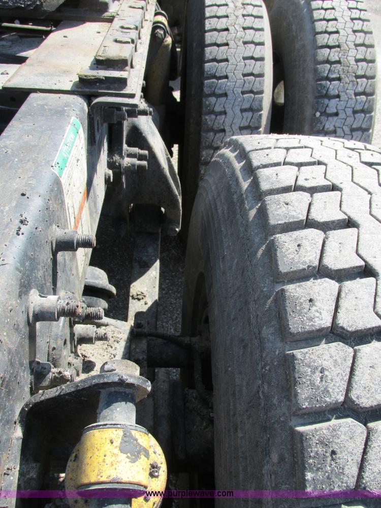 image for item H7557 2003 Freightliner Columbia semi truck