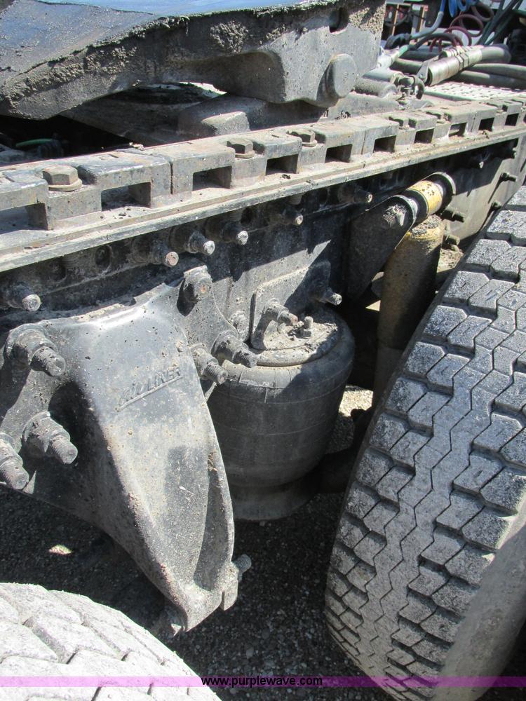 image for item H7557 2003 Freightliner Columbia semi truck