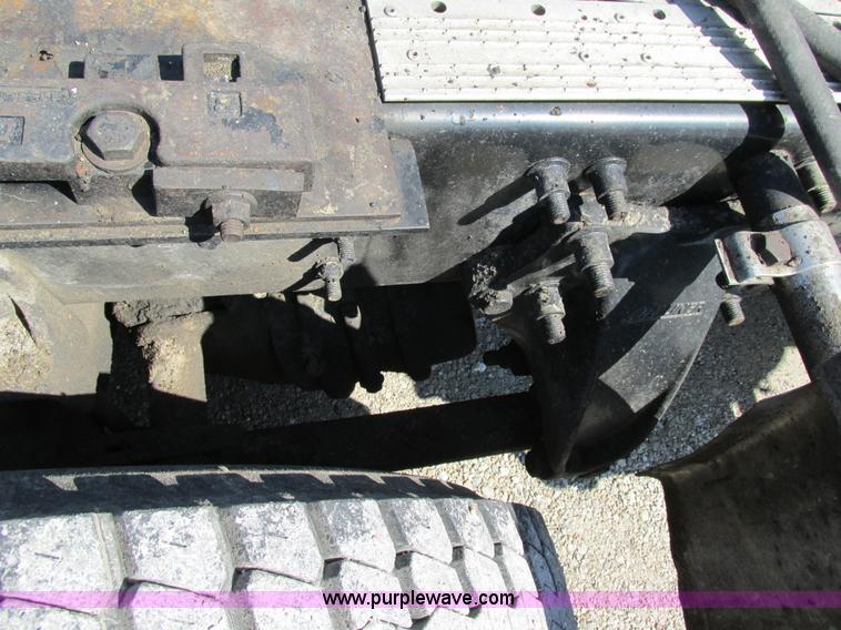 image for item H7557 2003 Freightliner Columbia semi truck