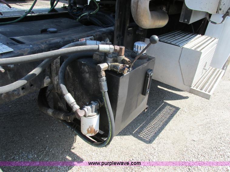 image for item H7557 2003 Freightliner Columbia semi truck