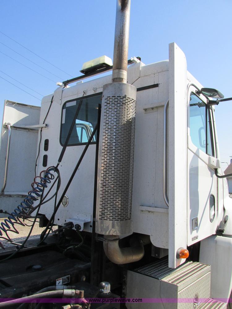 image for item H7557 2003 Freightliner Columbia semi truck