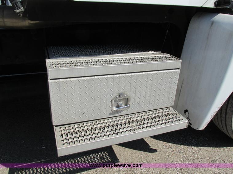 image for item H7557 2003 Freightliner Columbia semi truck