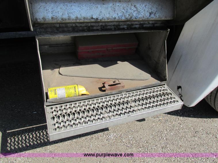 image for item H7557 2003 Freightliner Columbia semi truck