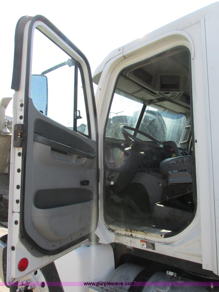 image for item H7557 2003 Freightliner Columbia semi truck