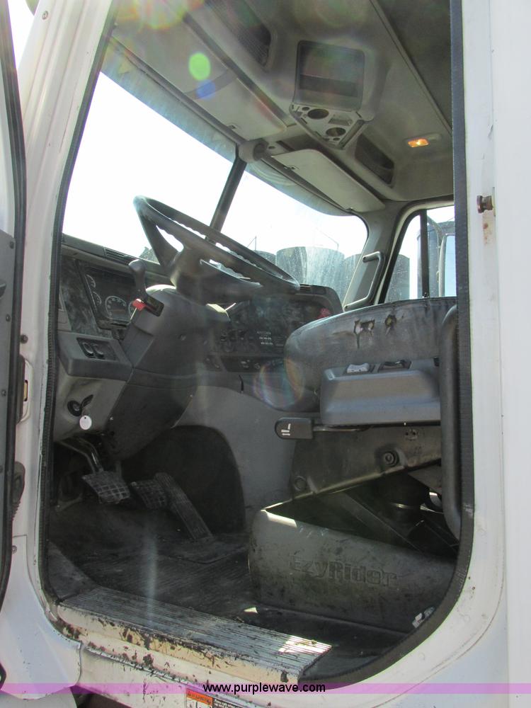 image for item H7557 2003 Freightliner Columbia semi truck