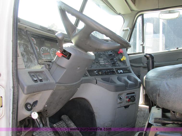 image for item H7557 2003 Freightliner Columbia semi truck