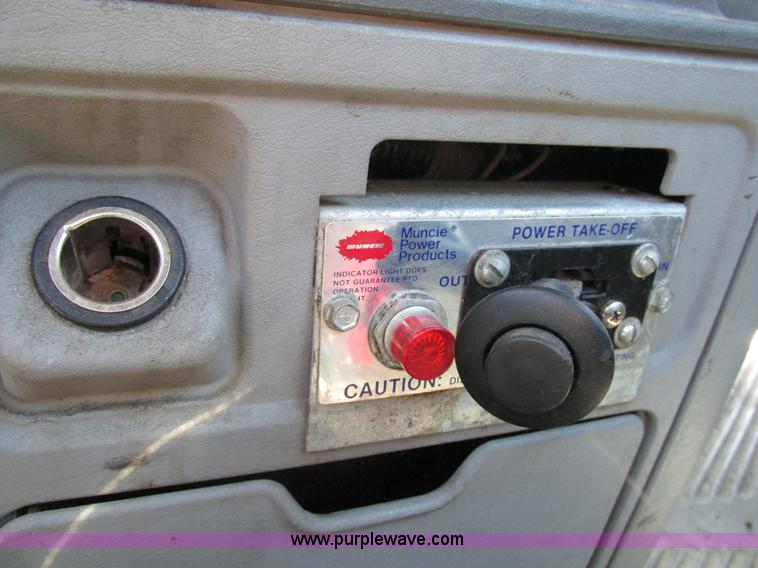 image for item H7557 2003 Freightliner Columbia semi truck