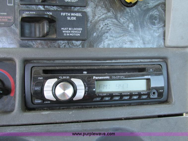 image for item H7557 2003 Freightliner Columbia semi truck