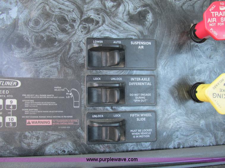 image for item H7557 2003 Freightliner Columbia semi truck