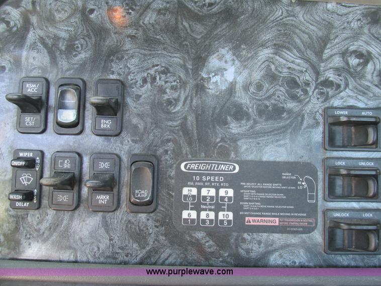 image for item H7557 2003 Freightliner Columbia semi truck