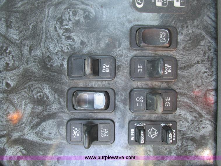 image for item H7557 2003 Freightliner Columbia semi truck