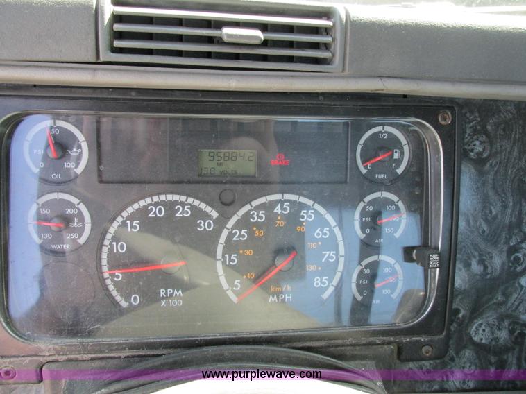 image for item H7557 2003 Freightliner Columbia semi truck