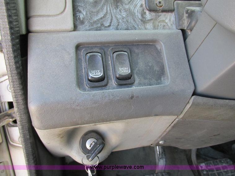 image for item H7557 2003 Freightliner Columbia semi truck