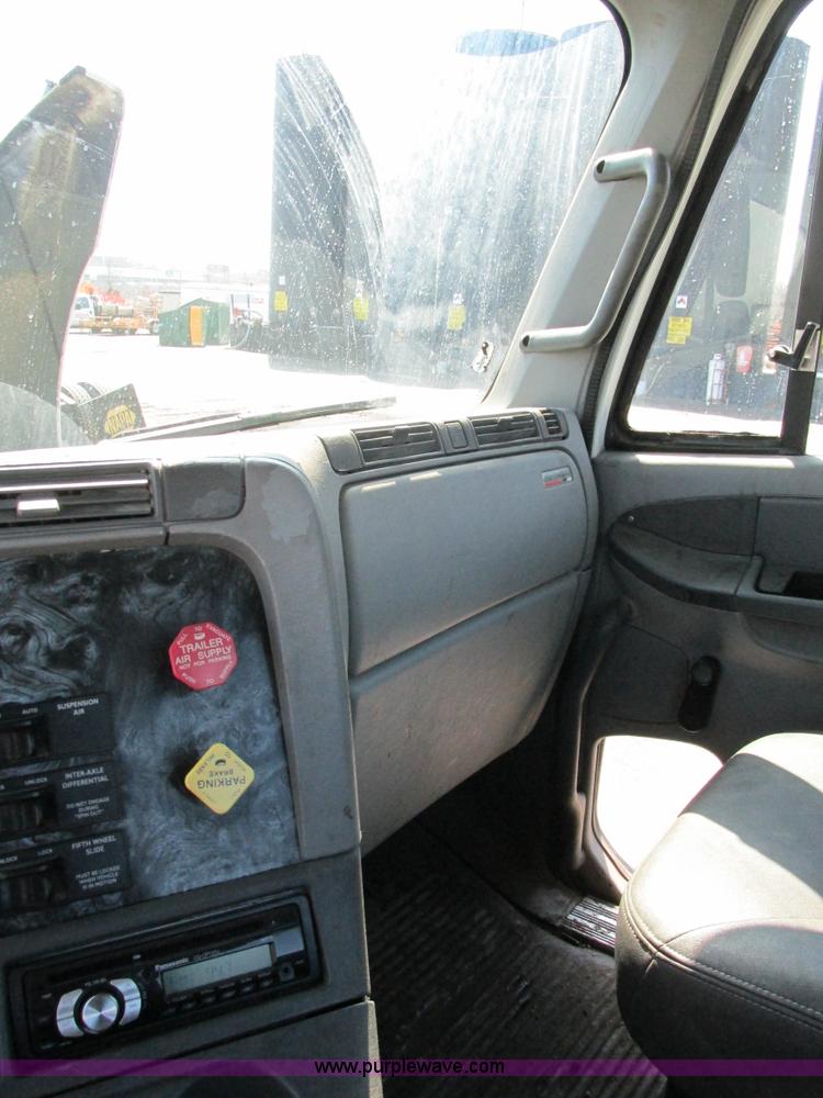 image for item H7557 2003 Freightliner Columbia semi truck