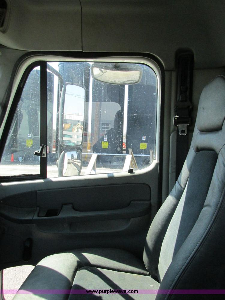 image for item H7557 2003 Freightliner Columbia semi truck