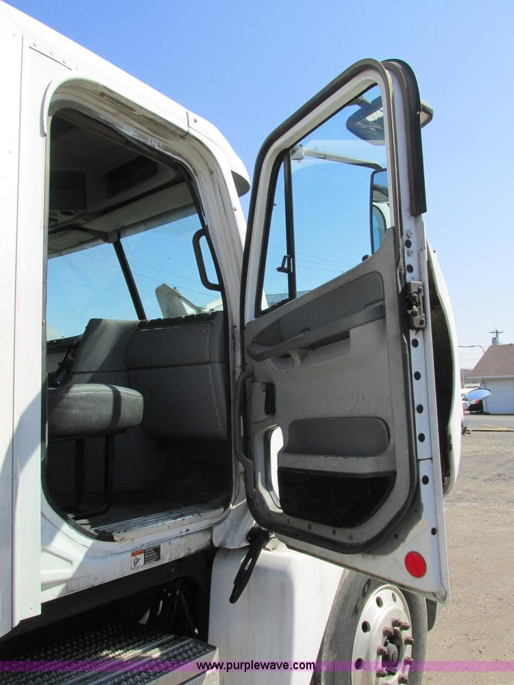 image for item H7557 2003 Freightliner Columbia semi truck