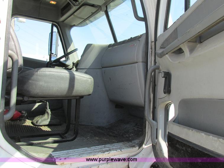 image for item H7557 2003 Freightliner Columbia semi truck