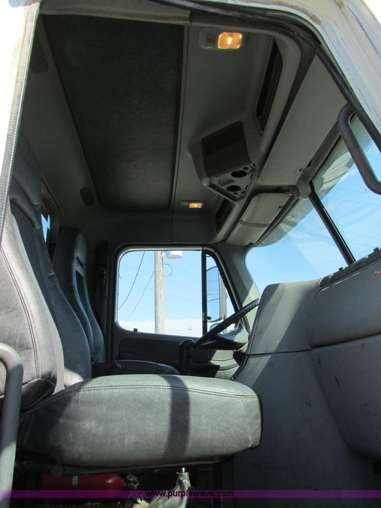 image for item H7557 2003 Freightliner Columbia semi truck