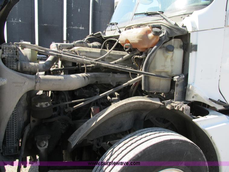 image for item H7557 2003 Freightliner Columbia semi truck