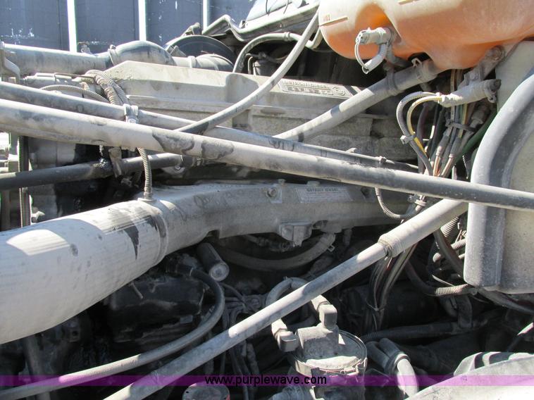 image for item H7557 2003 Freightliner Columbia semi truck